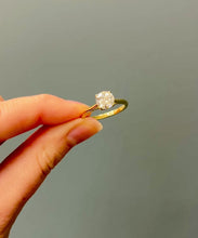 Charger et lire la vidéo dans la visionneuse de la Galerie, Round Brilliant Engagement Ring