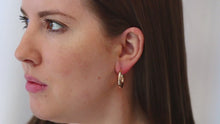 Charger et lire la vidéo dans la visionneuse de la Galerie, 10k 4mm Gold Hoops
