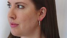 Charger et lire la vidéo dans la visionneuse de la Galerie, 10k 4mm Gold Hoops