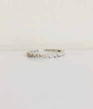 Load image into Gallery viewer, Millgrain and Diamond Wedding Band