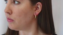 Charger et lire la vidéo dans la visionneuse de la Galerie, 10k 4mm Gold Hoops