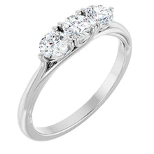 Charger l&#39;image dans la galerie, 14k White Gold Three Stone Diamond Ring
