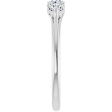 Charger l&#39;image dans la galerie, 14k White Gold Three Stone Diamond Ring
