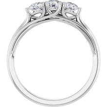Charger l&#39;image dans la galerie, 14k White Gold Three Stone Diamond Ring
