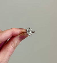 Charger et lire la vidéo dans la visionneuse de la Galerie, 14k Oval Engagement Ring
